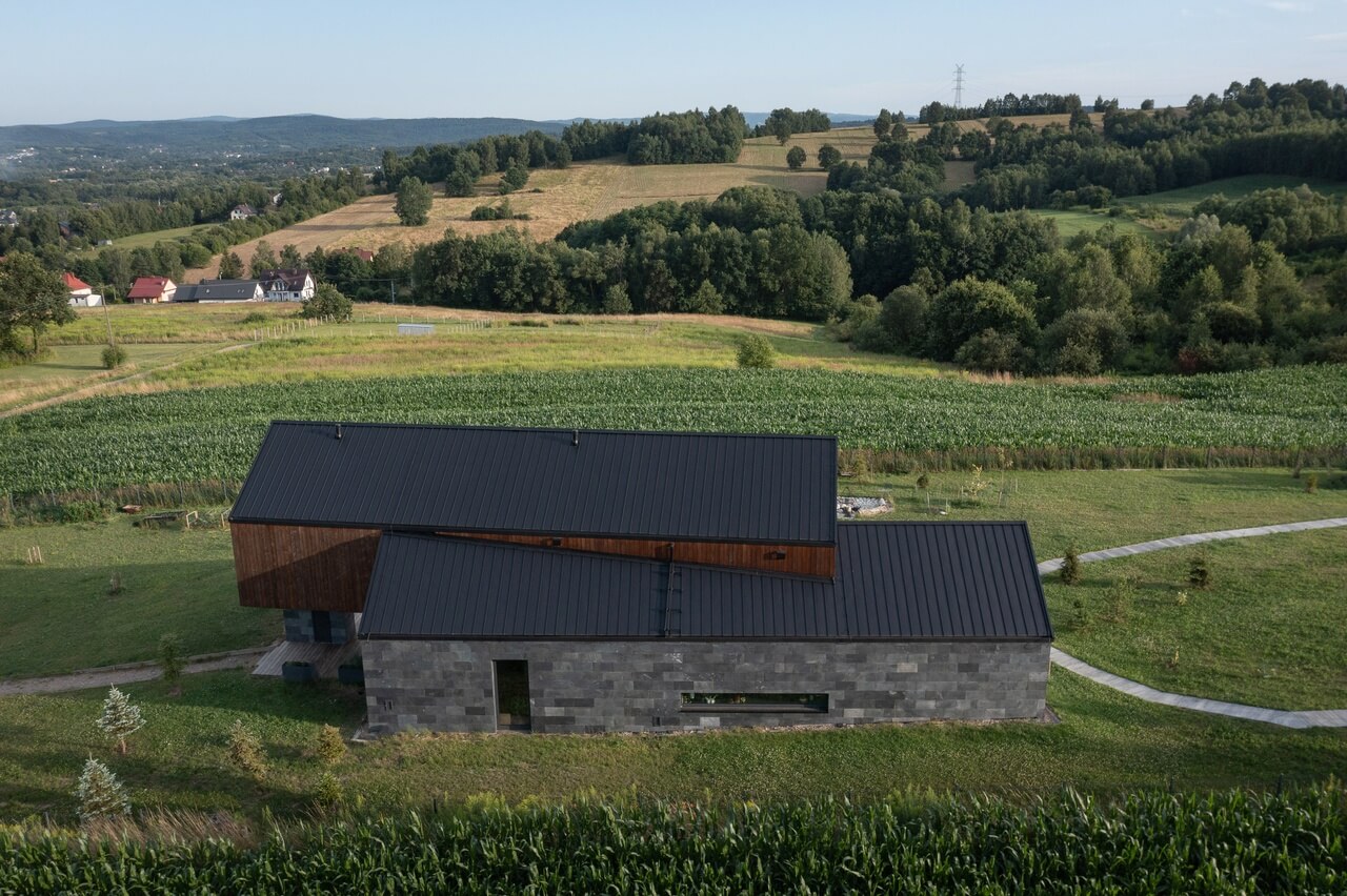 Dom na wzgórzu - reinterpretacja klasycznej bryły w projekcie w Radziszowie - projekt RS+ - foto Tomasz Zakrzewski