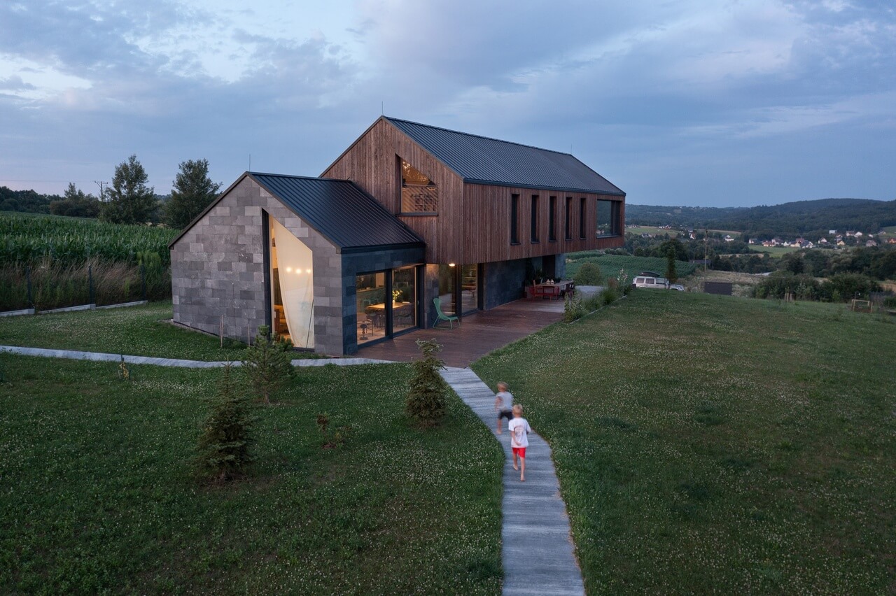 Dom na wzgórzu - reinterpretacja klasycznej bryły w projekcie w Radziszowie - projekt RS+ - foto Tomasz Zakrzewski