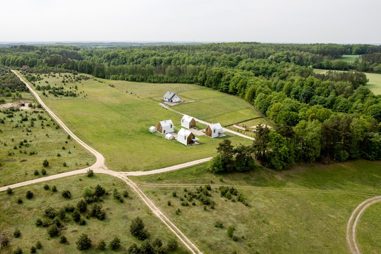 Urokliwy zespół domów na Kaszubach - projekt pracowni ArchMondo - zdjęcia Fotomohito