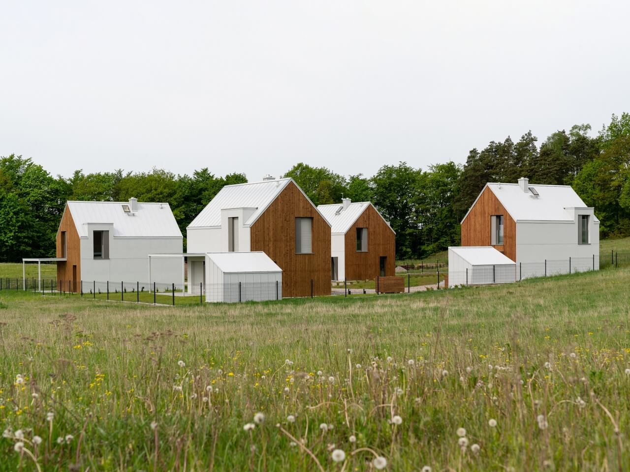 Urokliwy zespół domów na Kaszubach - projekt pracowni ArchMondo - zdjęcia Fotomohito