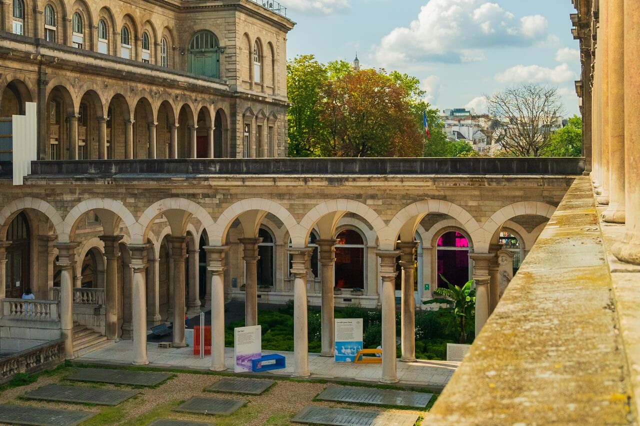 Instalacje Izabeli Bołoz częścią wyjątkowej „Mediacji’ na dziedzińcu paryskiego Hôtel-Dieu - foto Julian Fraile