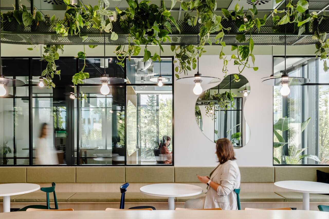 Zielone biuro dla działu IT we Wrocławskich Parkach Biznesu - projekt workplace - foto Adam Grzesik