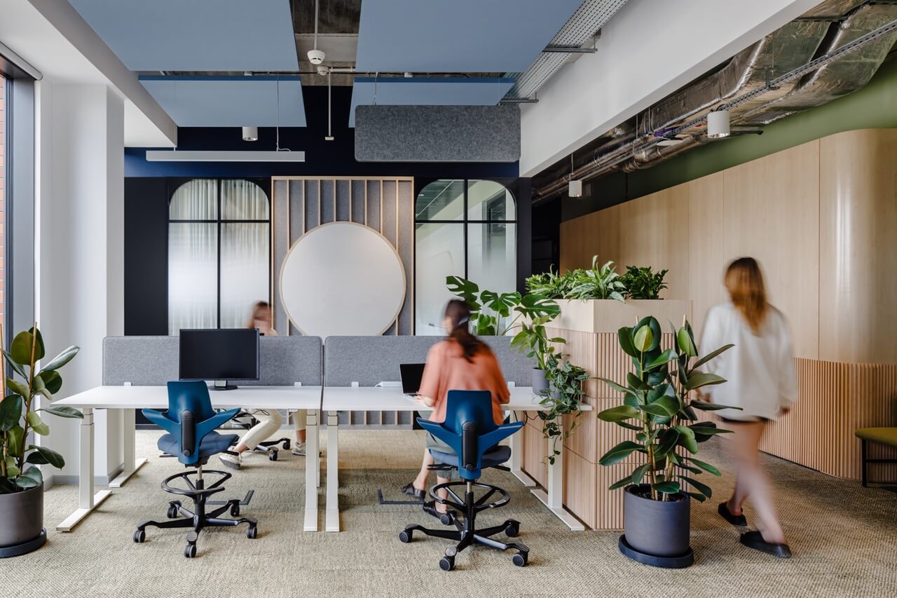 Zielone biuro dla działu IT we Wrocławskich Parkach Biznesu - projekt workplace - foto Adam Grzesik