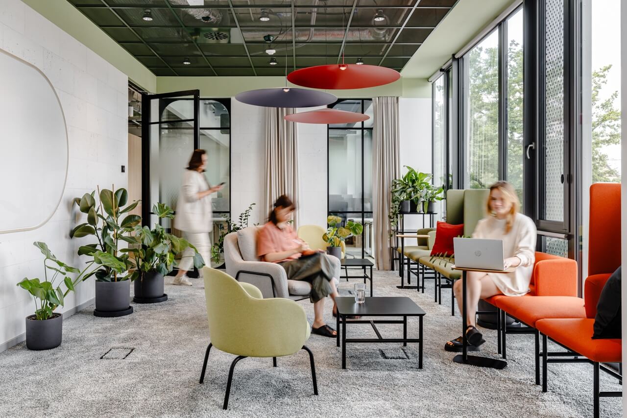 Zielone biuro dla działu IT we Wrocławskich Parkach Biznesu - projekt workplace - foto Adam Grzesik