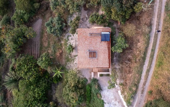 Drewno, cegła i korelacja z naturą – Casa Perucho projektu Pedro Calle i El Sindicato Arquitectura