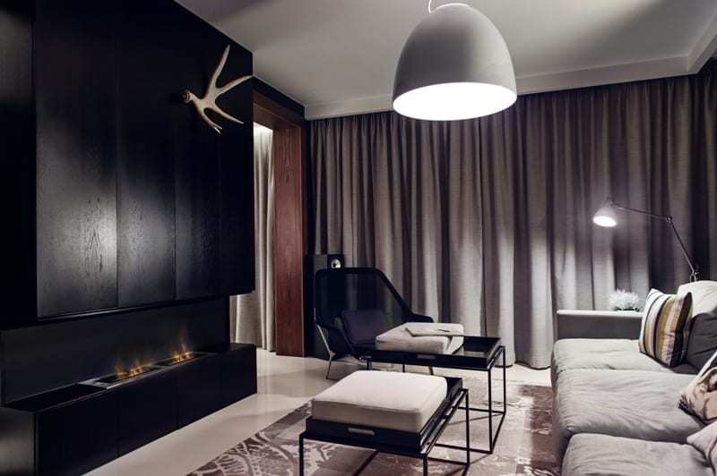 Salon z szarymi zasłonami w apartamencie projektu pracowni formativ