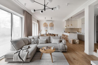 Nowoczesny salon w stylu skandynawskim z jasnym wystrojem.
