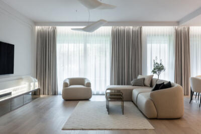 Elegancki salon w neutralnych barwach z nowoczesnymi meblami.