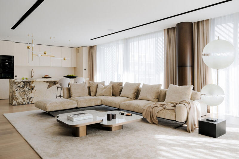 Nowoczesny salon z beżową sofą, elegancka lampa, jasne wnętrze. Pięknie, prawda?