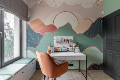 Biurko w stylu skandynawskim, mural górski, elegancki fotel.