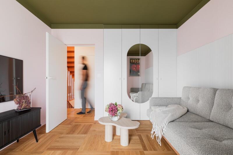 Przytulny salon z designerską kanapą i jasnym stolikiem.