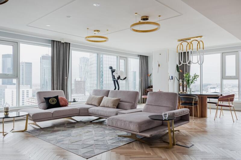 Luksusowy salon z widokiem na panoramę miasta. Nowoczesny design.