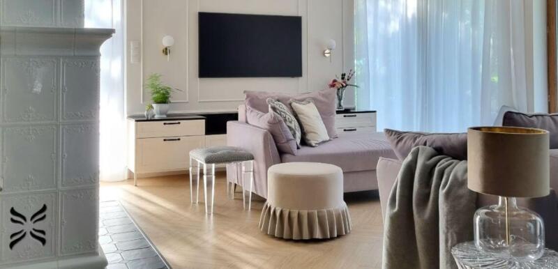 Przytulny salon z miękką sofą i eleganckimi dodatkami.