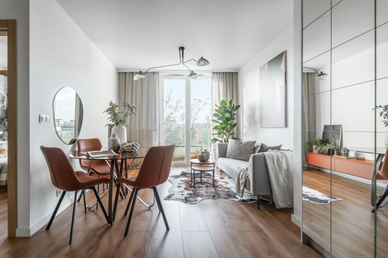 Przytulny salon z designerskim stołem i nowoczesną sofą.