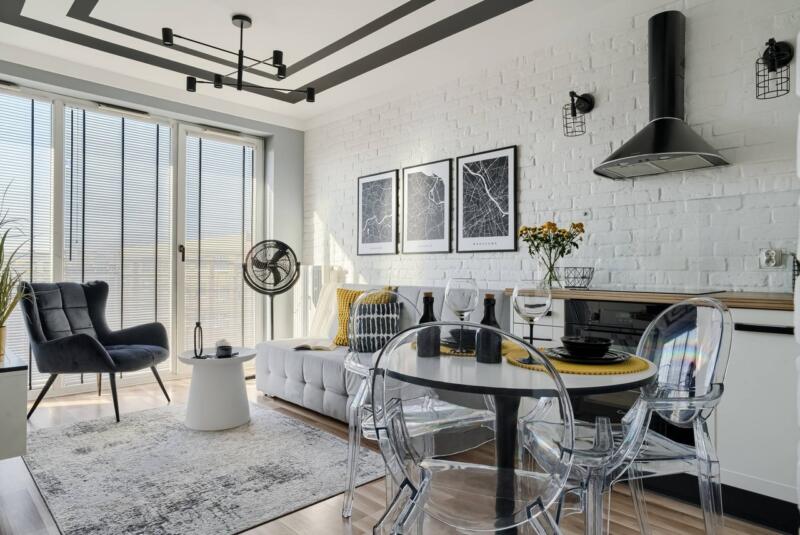 Nowoczesny salon z białą cegłą i designerskimi dodatkami.