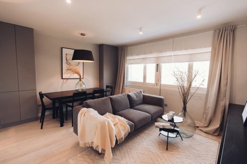 Przytulny salon z nowoczesnym wystrojem i eleganckimi detalami. Idealne miejsce na relaks po długim dniu.