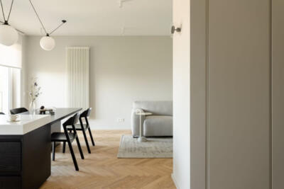 Elegancki salon z jadalnią, minimalistyczny wystrój i designerskie lampy.
