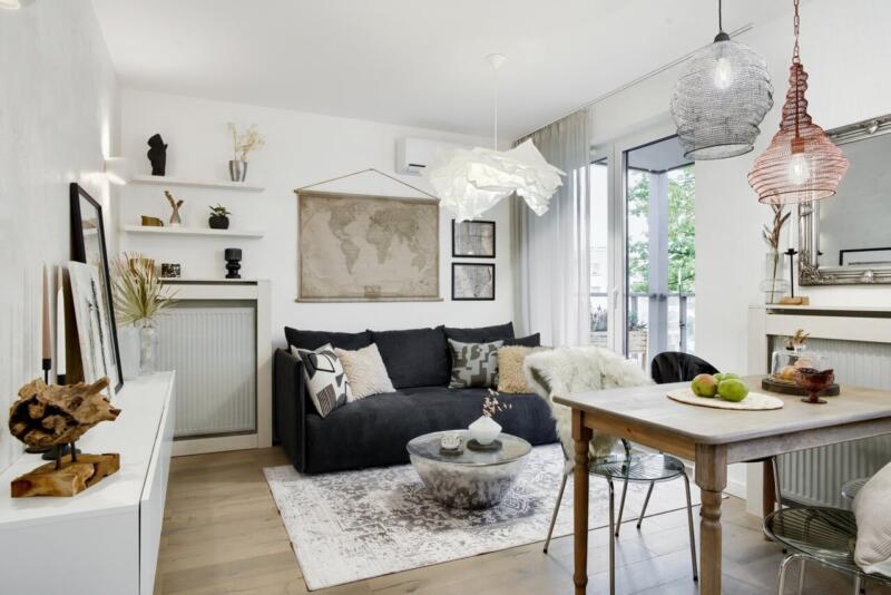 Nowoczesny salon z designerskimi lampami i stylową sofą. Piękne, prawda?