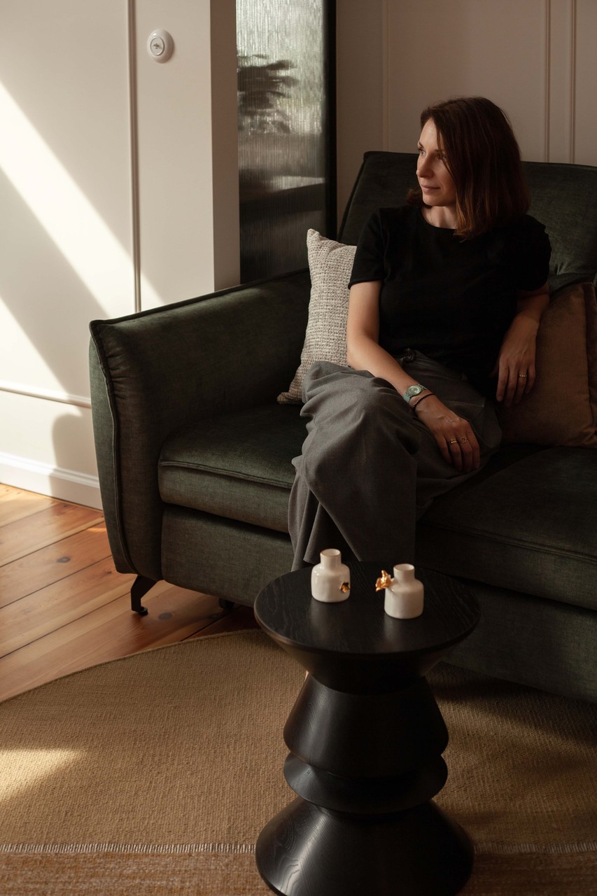 Przytulny salon z designerską sofą i stylowym stolikiem.