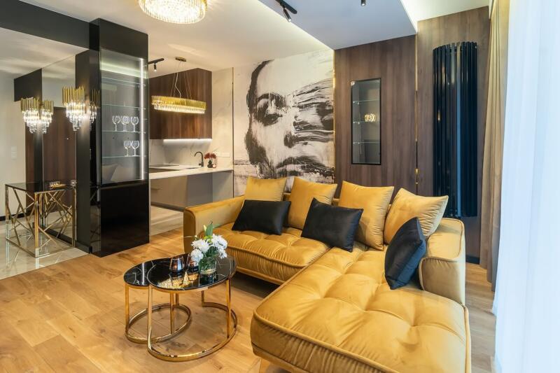 Luksusowy salon z elegancką kanapą i designerskim oświetleniem.