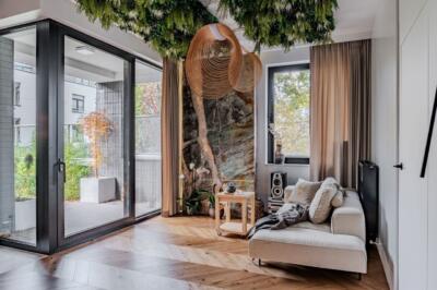 Przestronny salon z naturą, luksusowy minimalizm i ciepłe drewno.