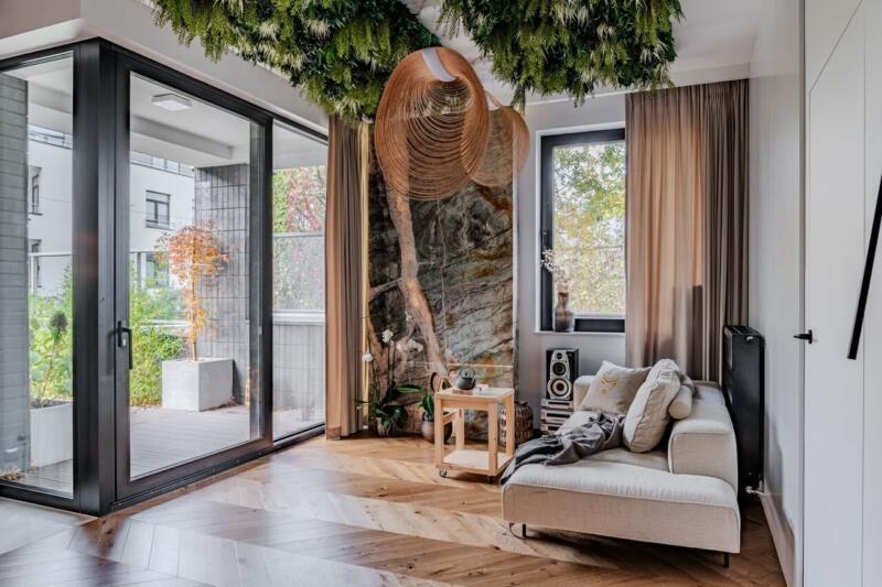 Przestronny salon z naturą, luksusowy minimalizm i ciepłe drewno.