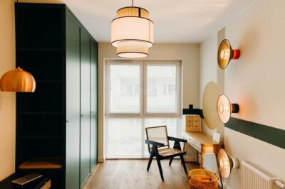 Stylowe wnętrze z nowoczesnym oświetleniem i designerskimi meblami.