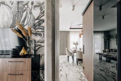 Nowoczesne wnętrze z marmurową podłogą i designerskimi detalami.