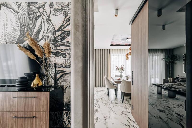 Nowoczesne wnętrze z marmurową podłogą i designerskimi detalami.