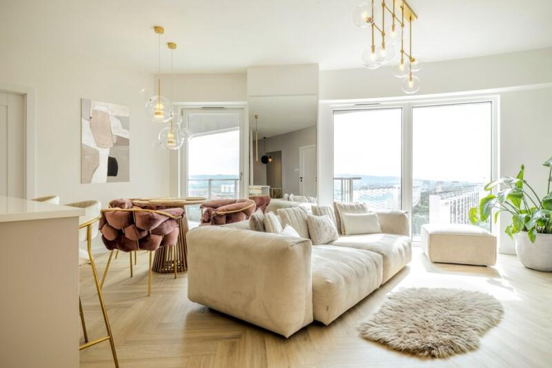 Elegancki salon z pastelowymi krzesłami i dużymi oknami. Piękne, prawda?
