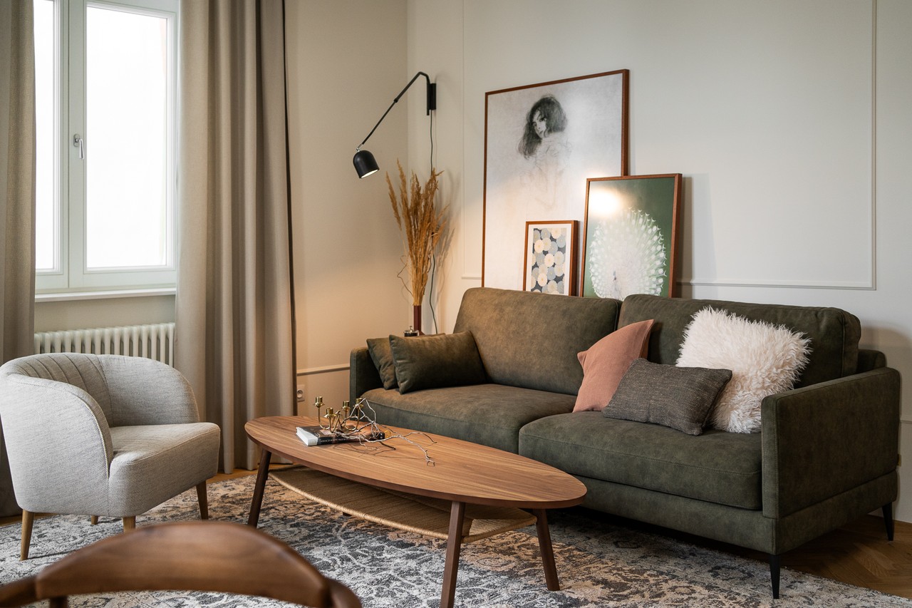 Przytulny salon z elegancką sofą i stylowym oświetleniem.