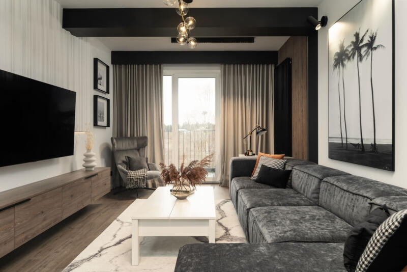 Nowoczesny salon z szarością, drewnem i eleganckimi detalami. Coś pięknego.