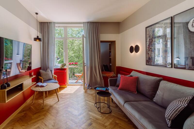 Przestronny salon z nowoczesną aranżacją i widokiem na zieleń. Idealnie!