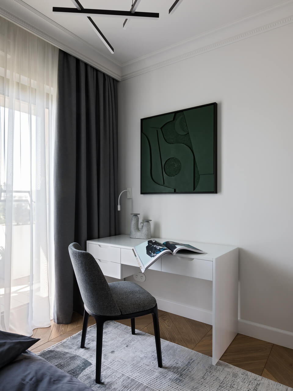 Minimalistyczne biuro domowe z designerskim oświetleniem.