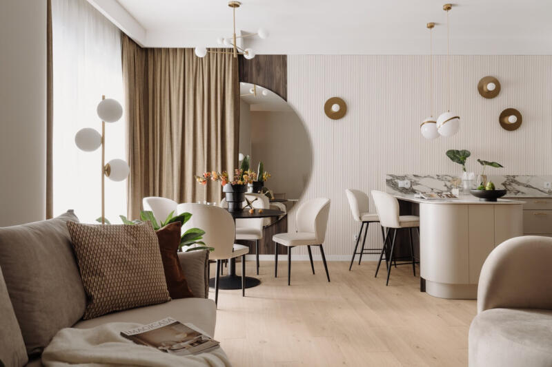 Stylowy salon w beżach i złocie z eleganckimi meblami i dekoracjami.