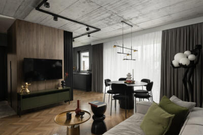 Przytulny salon z drewnianą podłogą i designerskim oświetleniem. Piękne!