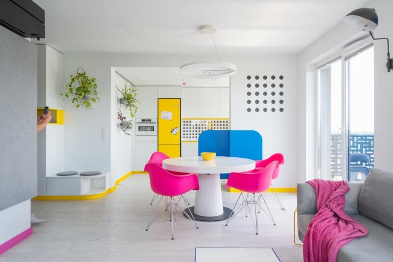 Nowoczesne wnętrze z żywymi kolorami i designerskimi dodatkami.