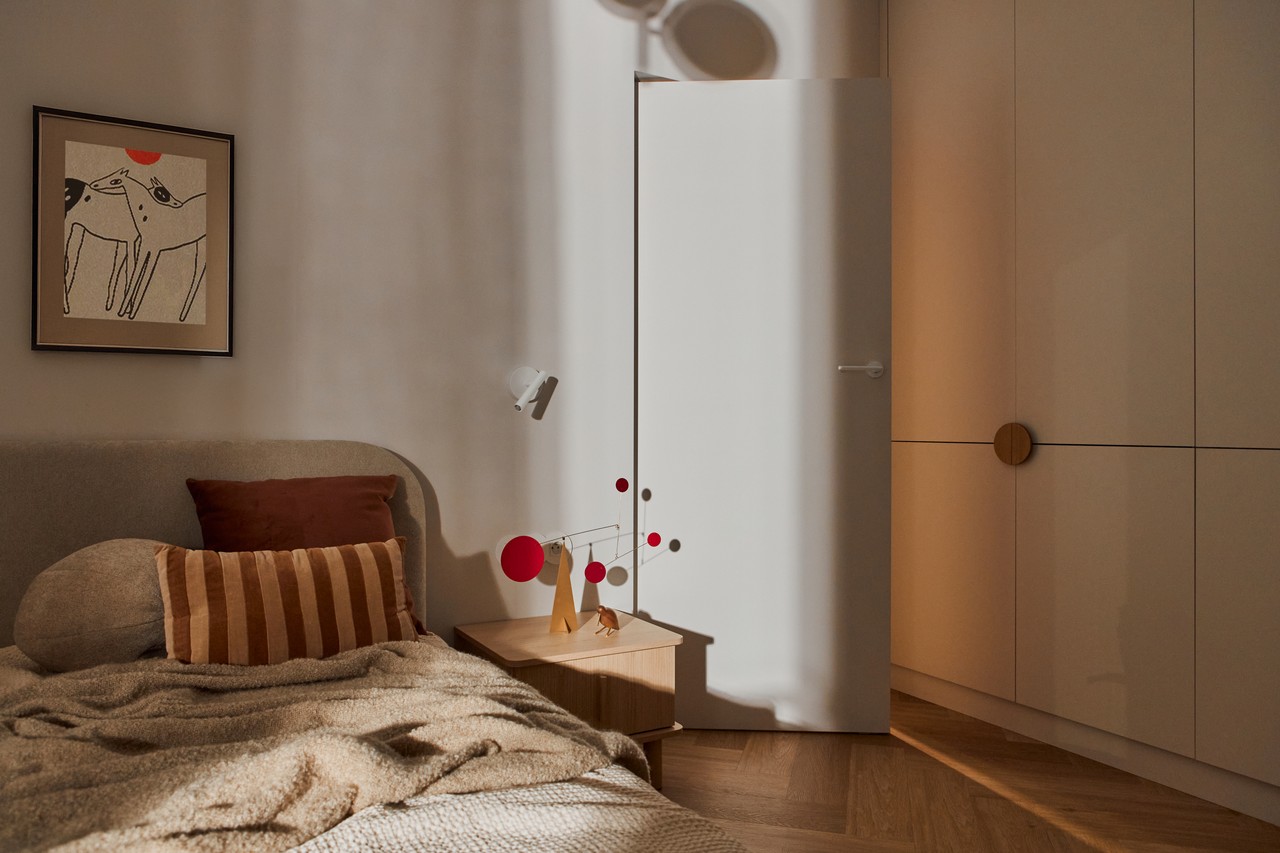 Przytulna sypialnia z designerskim akcentem i subtelnym oświetleniem.