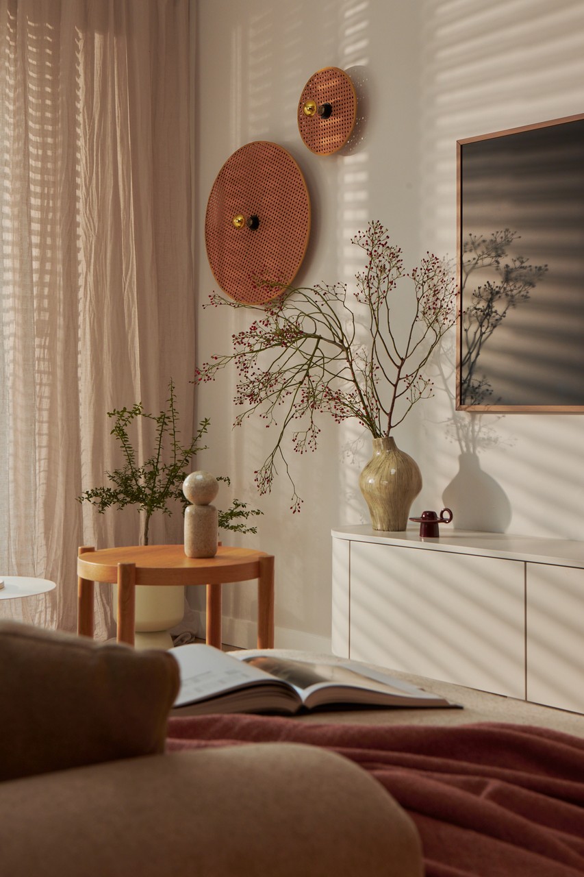 Przytulny salon z dekoracjami i naturalnymi akcentami.