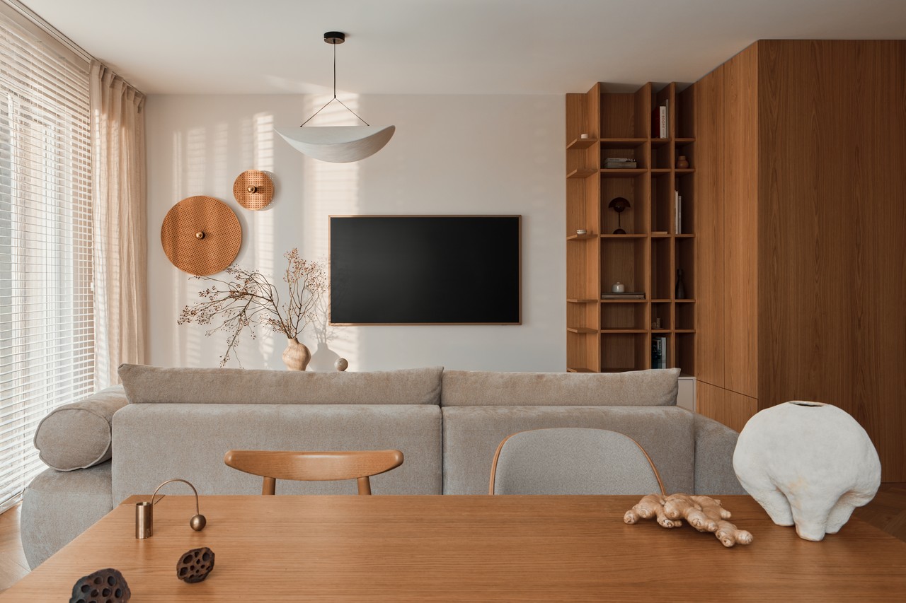 Przytulny salon z drewnianymi akcentami i nowoczesnym oświetleniem.