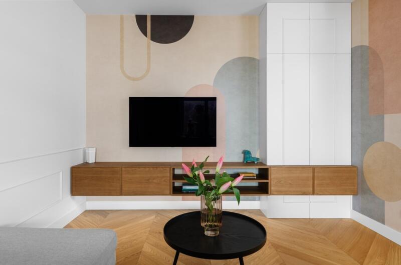 Nowoczesny salon z designerską tapetą i minimalistycznymi meblami.