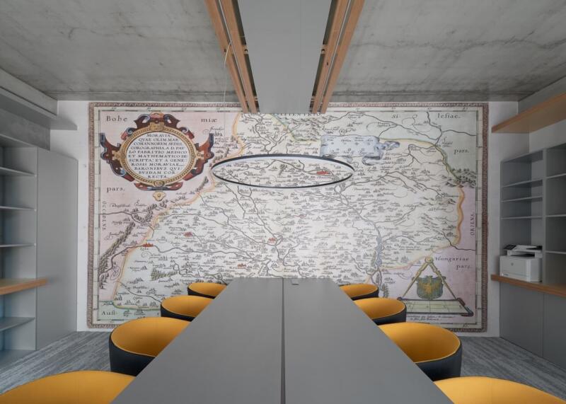 Stół konferencyjny z mapą w tle, elegancja i funkcjonalność.