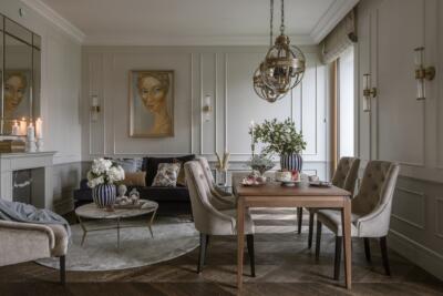 Elegancki salon z sofą i stołem w stylu klasycznym.