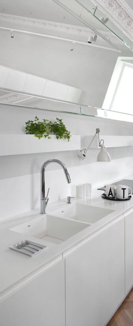Apartament wypełniony sztuką w zabytkowej warszawskiej kamienicy - projekt Kulczyński Architekt - foto Hanna Długosz