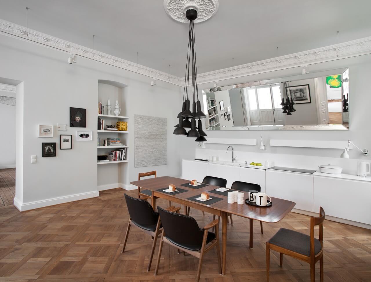 Apartament wypełniony sztuką w zabytkowej warszawskiej kamienicy - projekt Kulczyński Architekt - foto Hanna Długosz