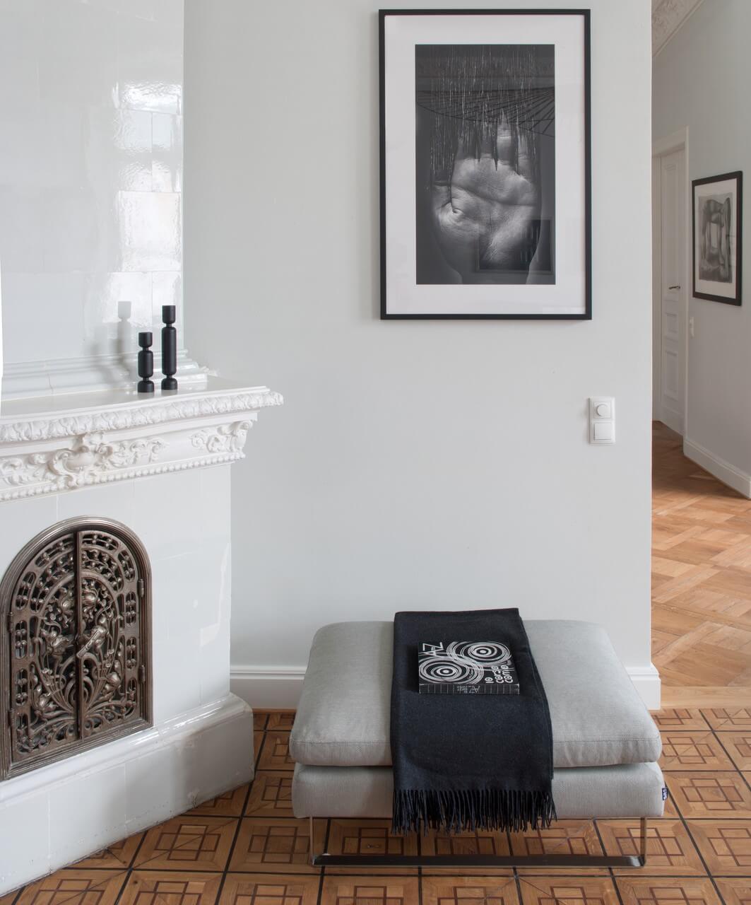 Apartament wypełniony sztuką w zabytkowej warszawskiej kamienicy - projekt Kulczyński Architekt - foto Hanna Długosz