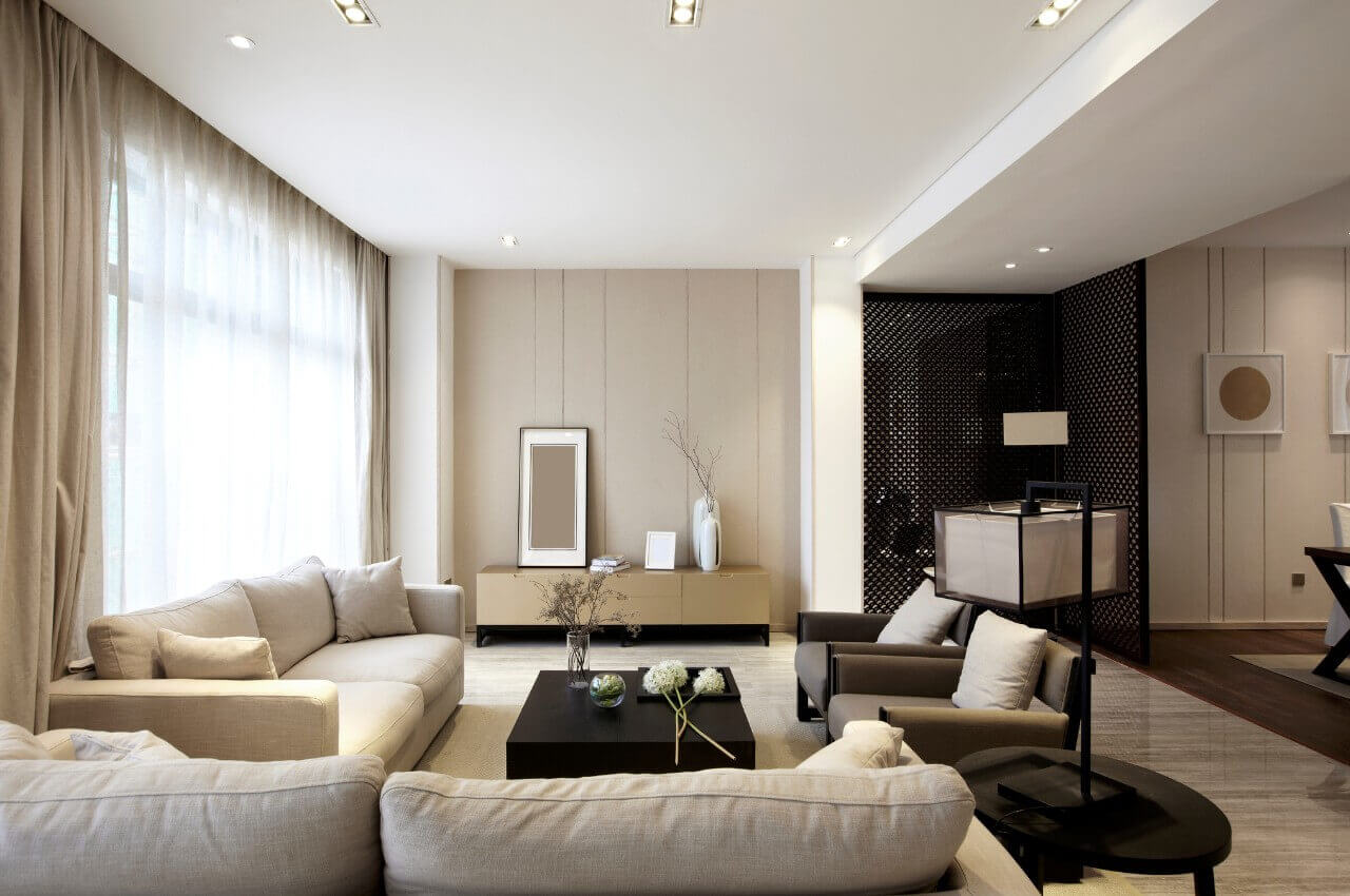 Jasny salon z eleganckimi sofami i designerskim oświetleniem.