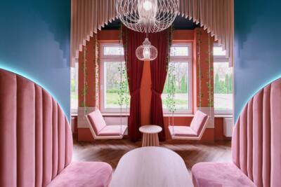 Przytulne wnętrze z różowymi fotelami i eleganckimi lampami. Piękne miejsce!