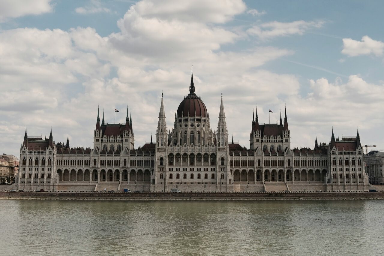 Budynek parlamentu w Budapeszcie - foto Edoardo Botez - Unsplash