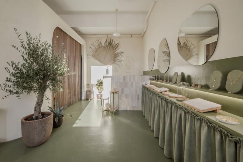 Przestronne wnętrze z lustrami, zielenią i eleganckimi akcentami. Zachwyca, prawda?